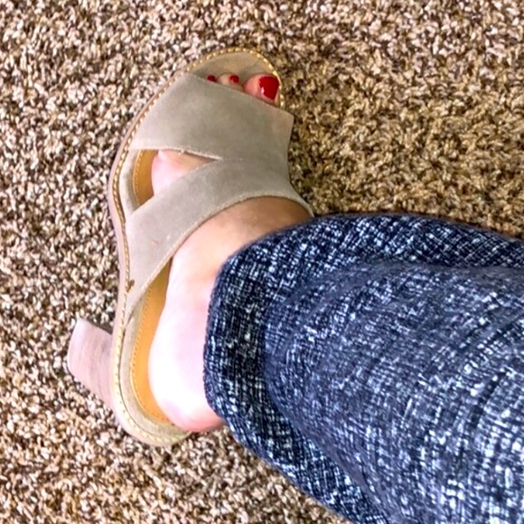 UGG Shoes Beige, Size 6 - Picture 6 of 7